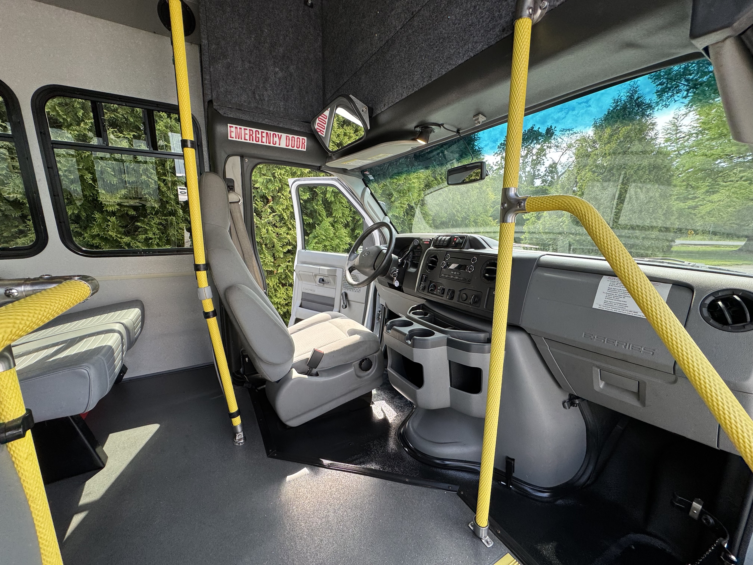 2016 Ford E450 Shuttle Bus • 13 Passenger + Lift - Image 9