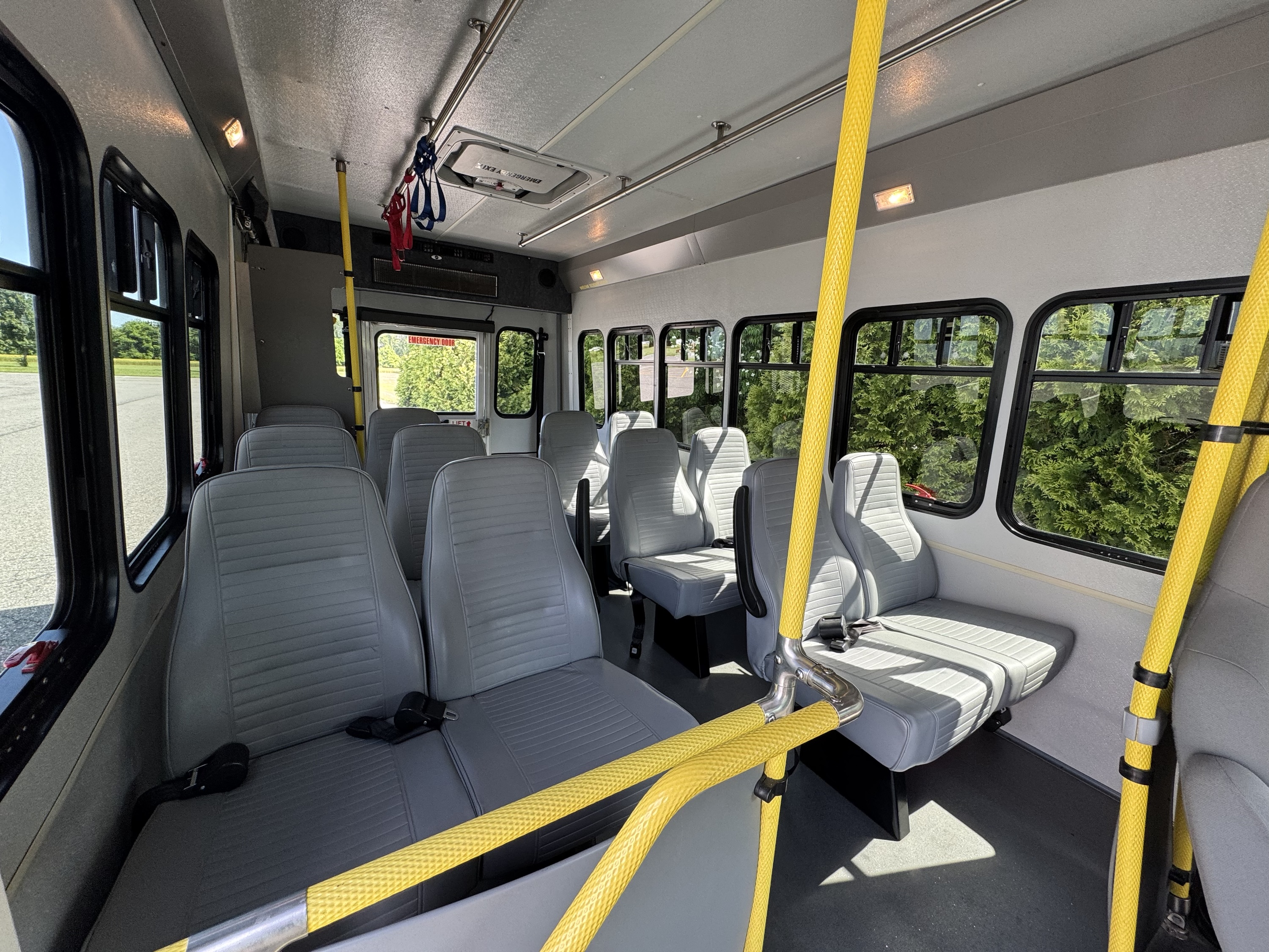2016 Ford E450 Shuttle Bus • 13 Passenger + Lift - Image 10