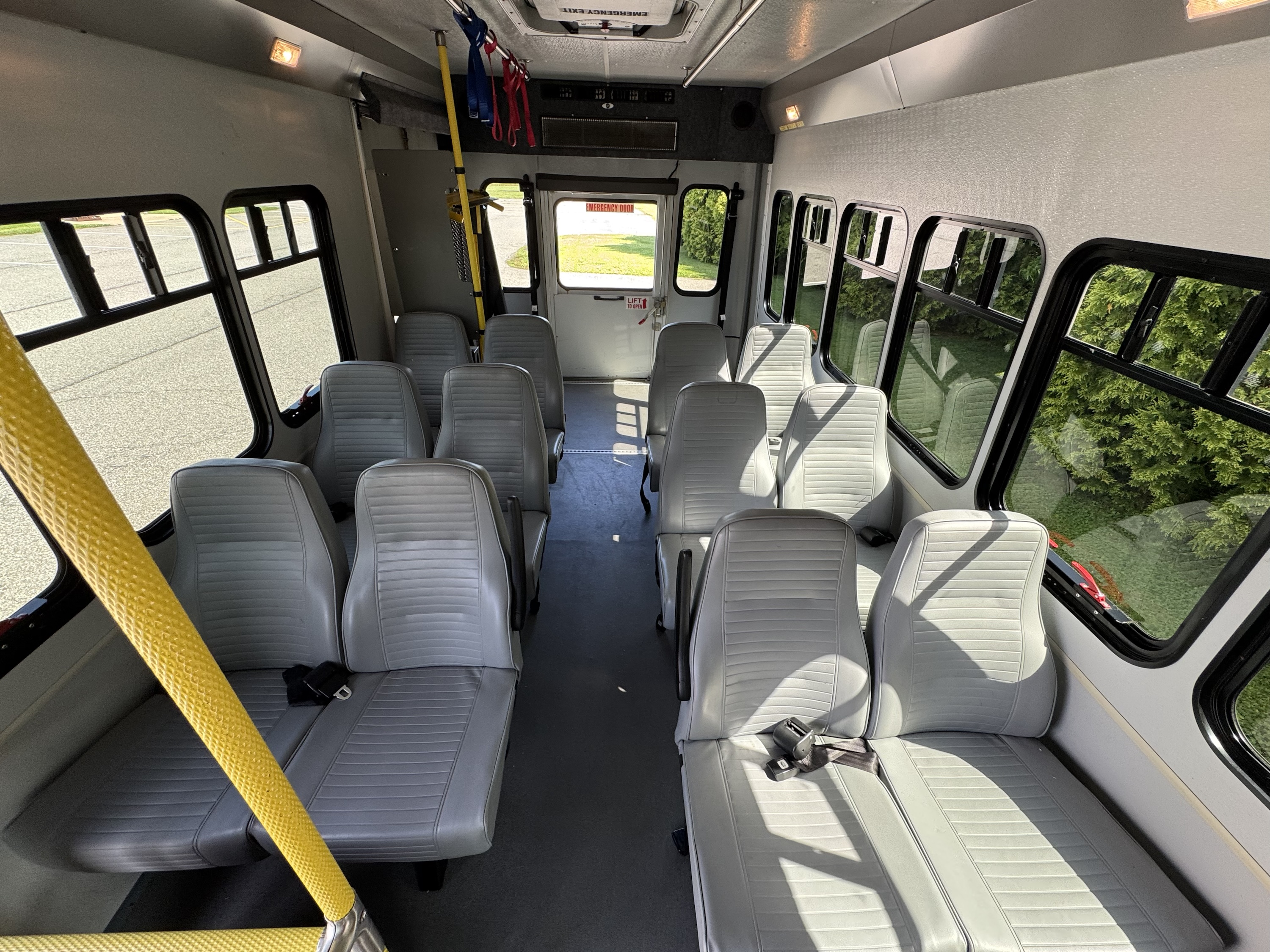 2016 Ford E450 Shuttle Bus • 13 Passenger + Lift - Image 11