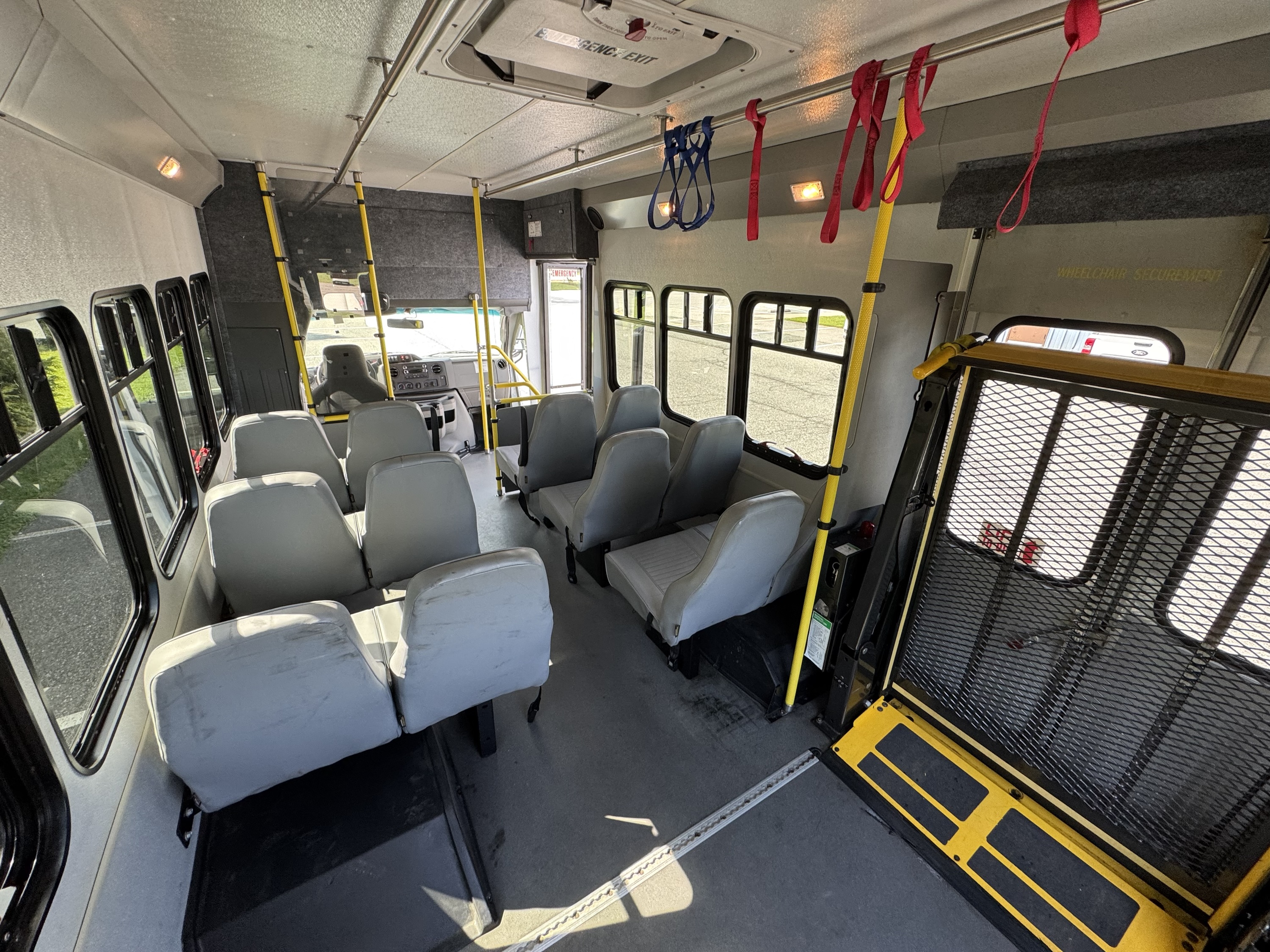 2016 Ford E450 Shuttle Bus • 13 Passenger + Lift - Image 13