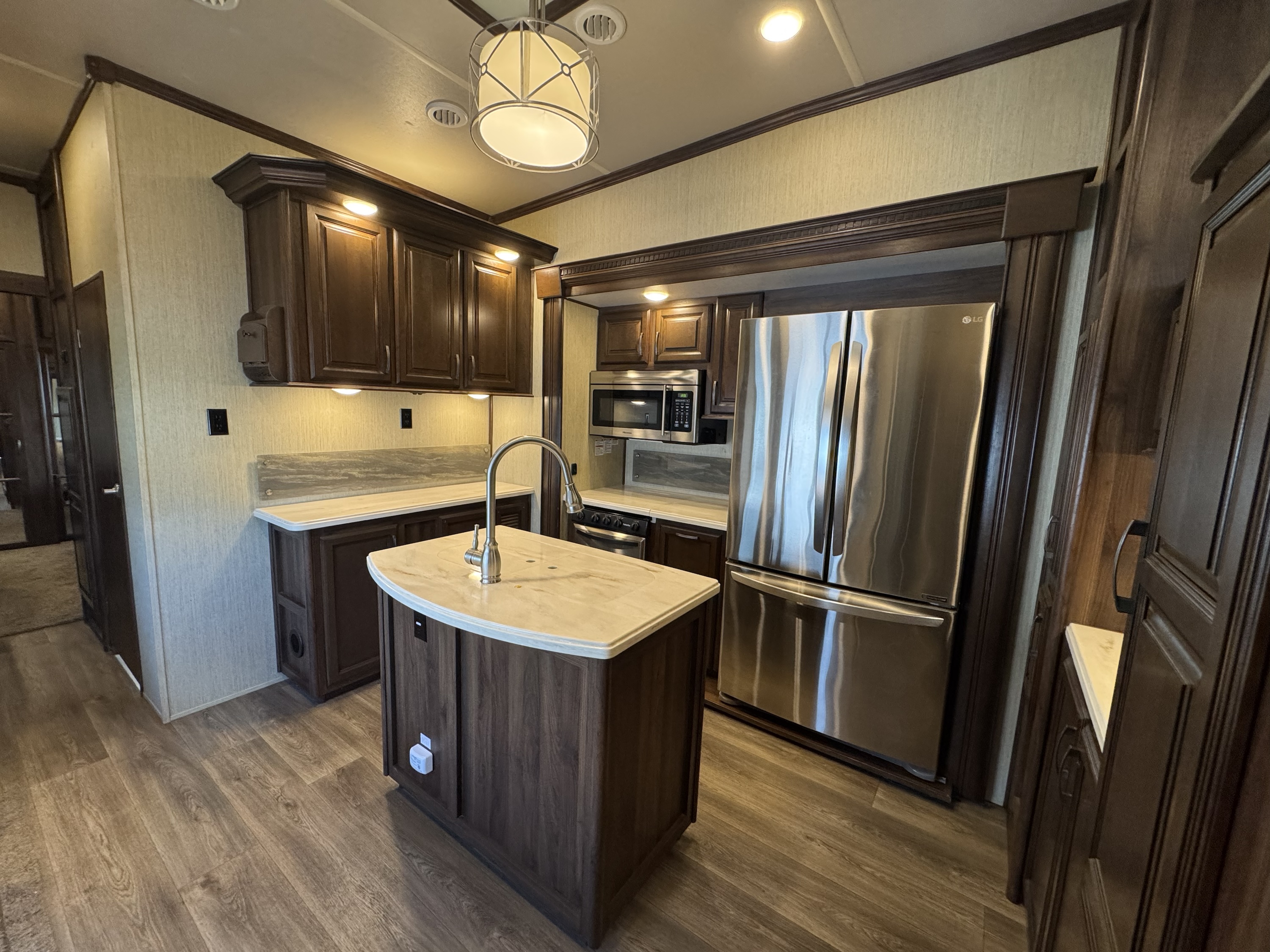 2018 Columbus 5th Wheel 381FL - Image 8