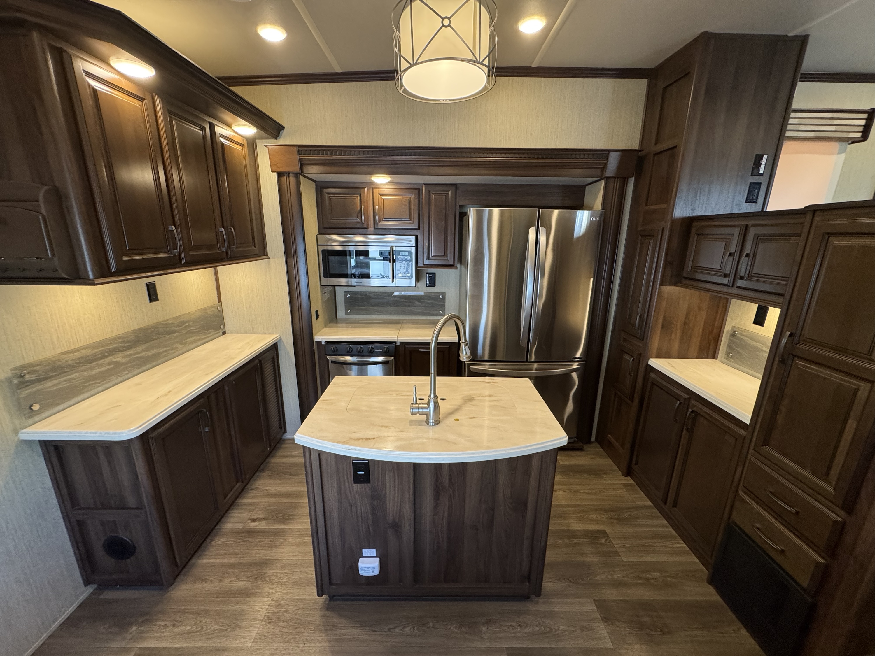 2018 Columbus 5th Wheel 381FL - Image 9