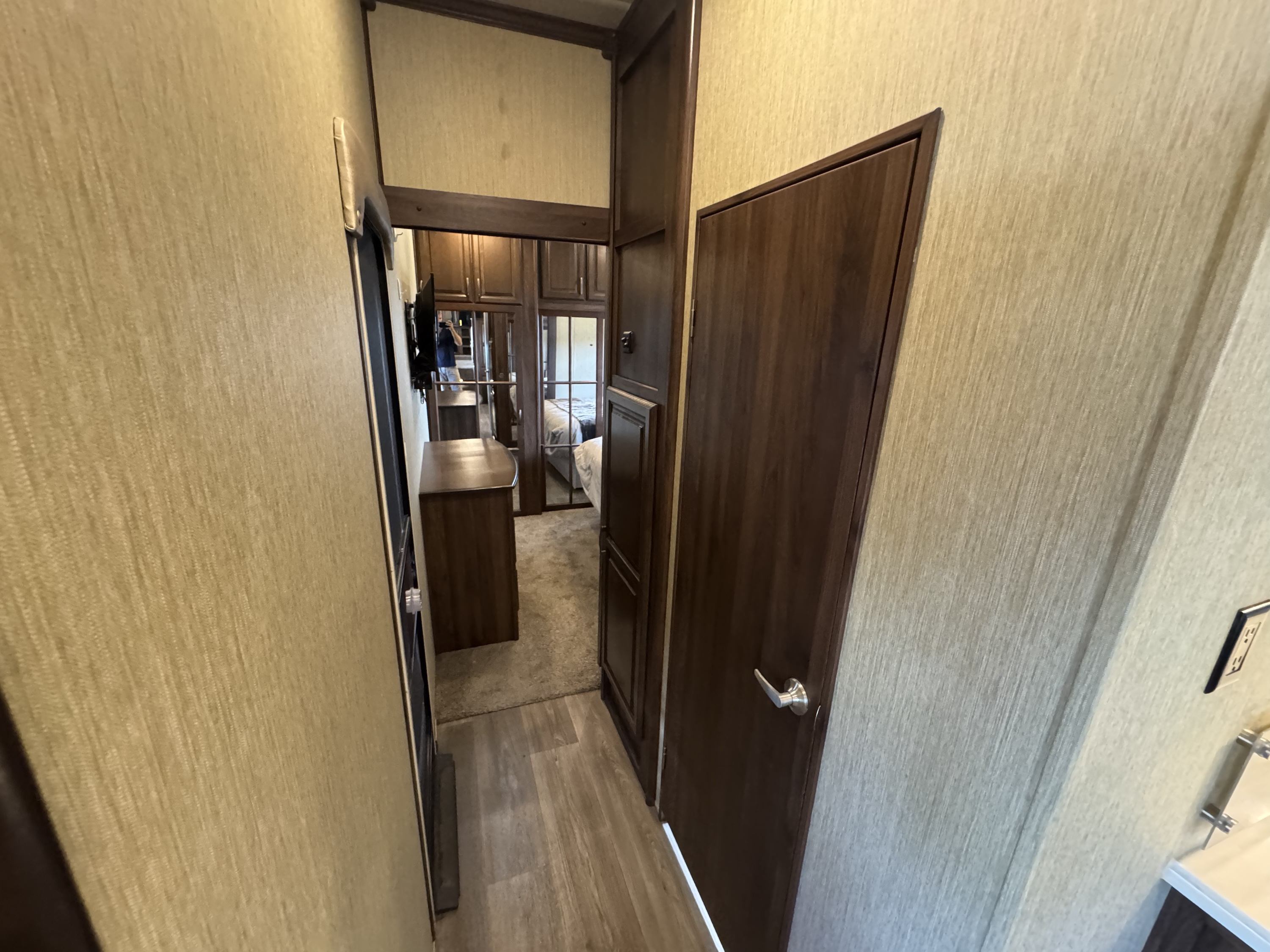 2018 Columbus 5th Wheel 381FL - Image 20
