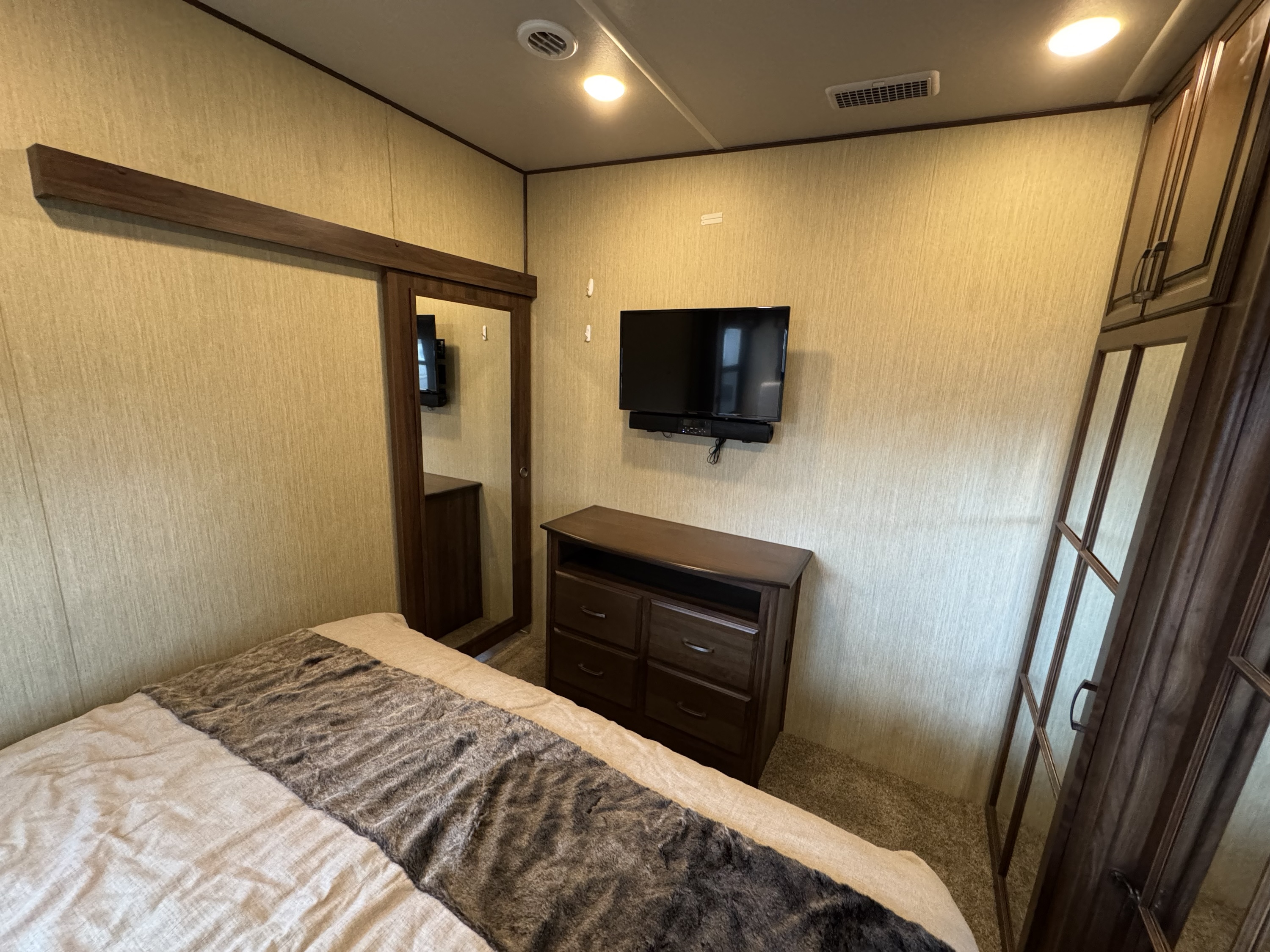 2018 Columbus 5th Wheel 381FL - Image 23